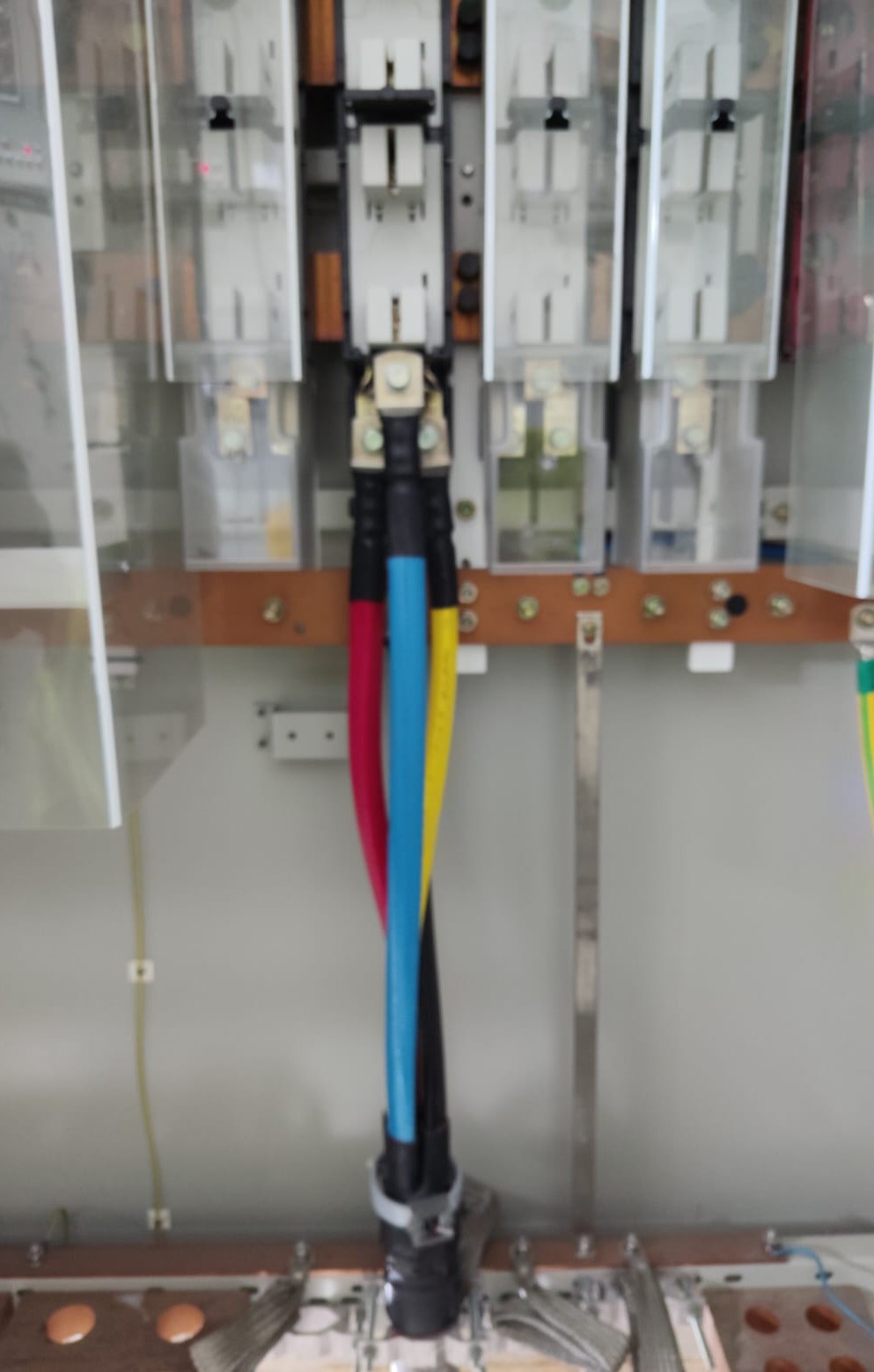 LV cable termination at busbar chamber