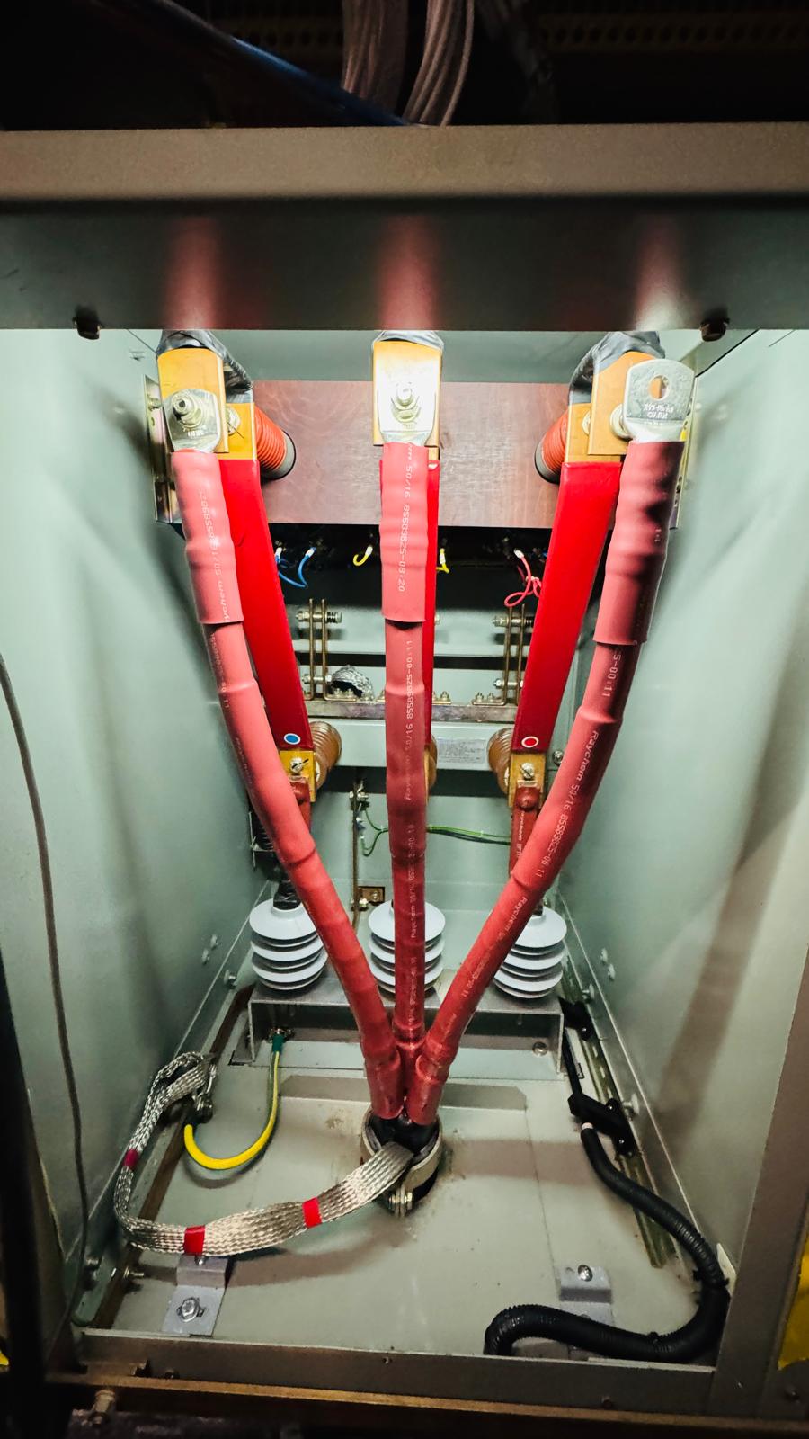 HV cable termination trifurcating boot